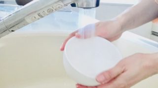 洗い物をする手元